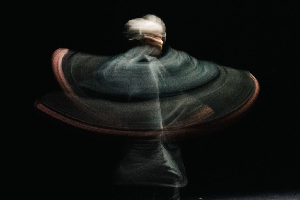 Image d'un corps en mouvement, extraite du spectacle "La Nuée"