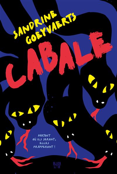 La couverture de CABALE, des serpents noirs aux yeux jaunes et langues rouges, le tout sur fond bleu roy. 